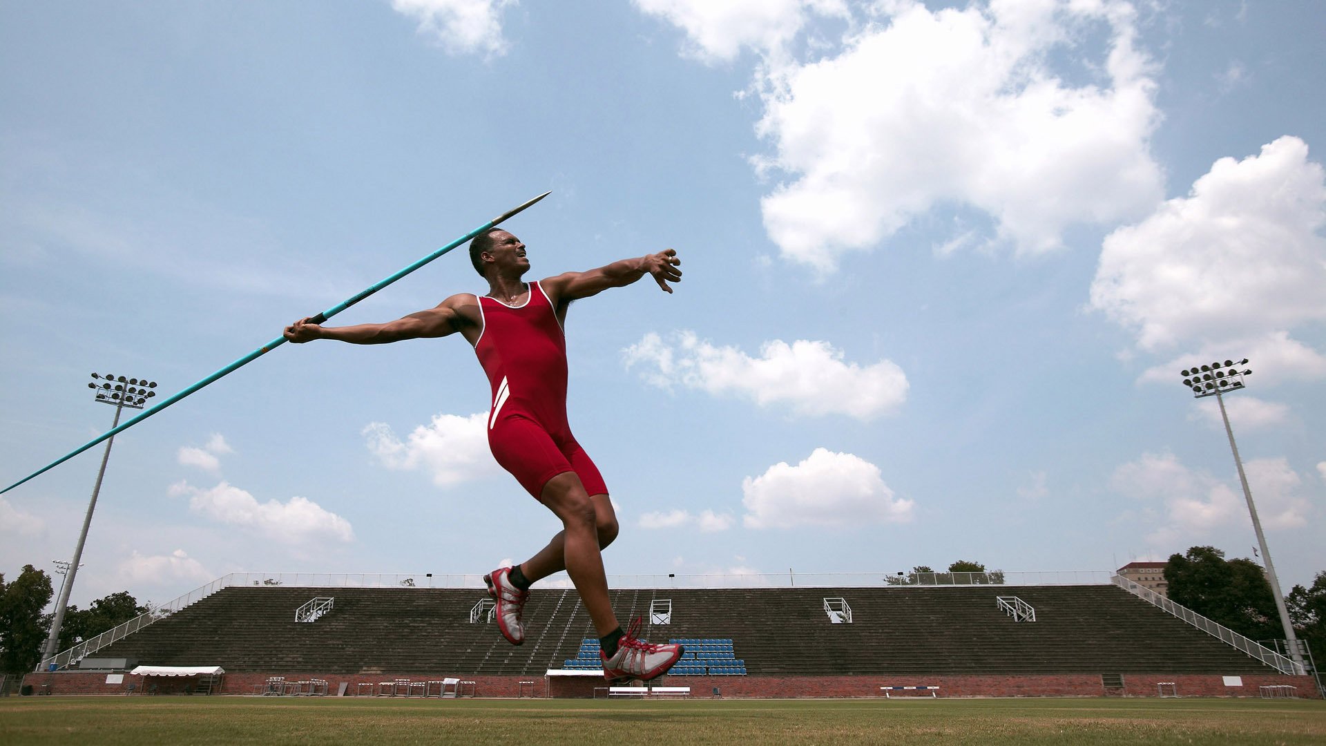 赛道烽烟,佩雷兹点燃赛场,红牛二队鏖战雷诺